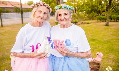 Ảnh sinh nhật “xì tin” của cặp song sinh 100 tuổi 