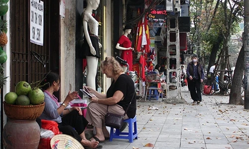 Dẹp vỉa hè: Dân mang dưa muối treo lên cây, xách cá bán dạo