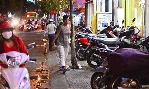 Ảnh: Vỉa hè quận 1 bát nháo sau 4 tháng ra lập lại trật tự