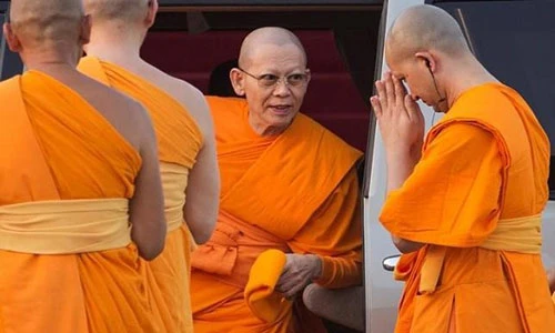 Con đường quyền lực của nhà sư bị 4.000 cảnh sát vây bắt