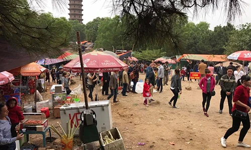 Ảnh: Chùa Phật Tích ngập trong rác thải và hàng quán rong