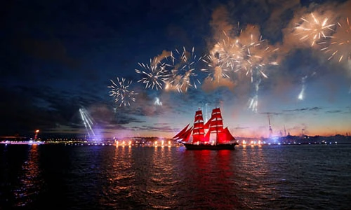 Cảnh cánh buồm đỏ xuyên đêm trắng vào top ảnh tuần