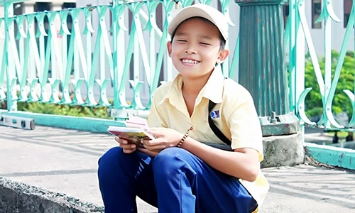 Phi Nhung gánh hàng rong, Hồ Văn Cường bán vé số trong MV