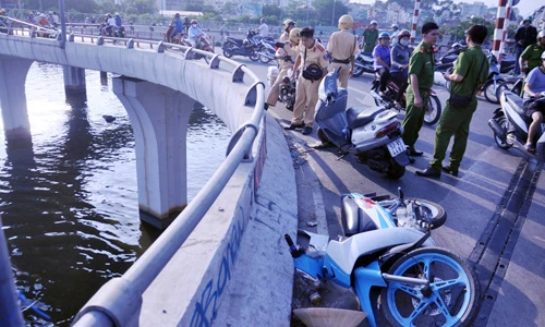 Khúc cua “tử thần” trên cầu, còn bao nhiêu người rơi xuống kênh đen?
