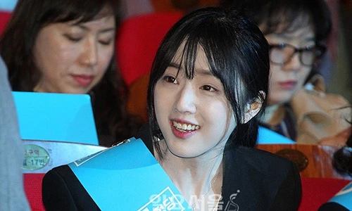 Con gái xinh đẹp của ứng viên tổng thống Hàn Quốc “gây bão”