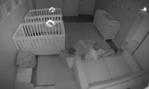 Cặp song sinh 2 tuổi khiến bố mẹ mất ngủ cả đêm