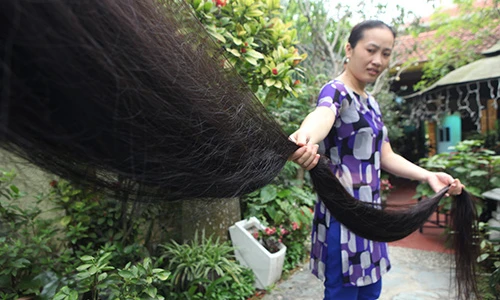Chiêm ngưỡng mái tóc dài nhất Việt Nam đen óng mượt mà