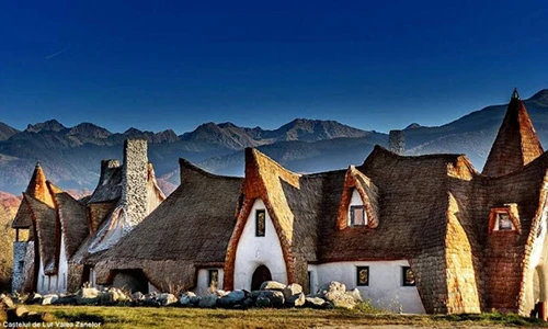 Độc đáo lâu đài đất sét bước ra từ truyện cổ tích