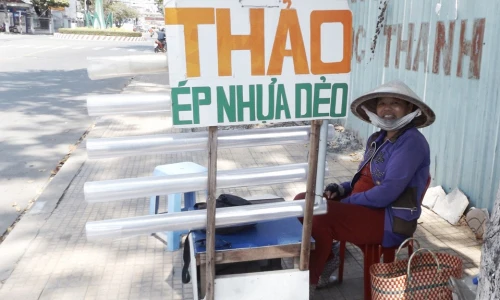 Người đàn bà ép dẻo bằng bàn ủi cổ và ước mơ sáng