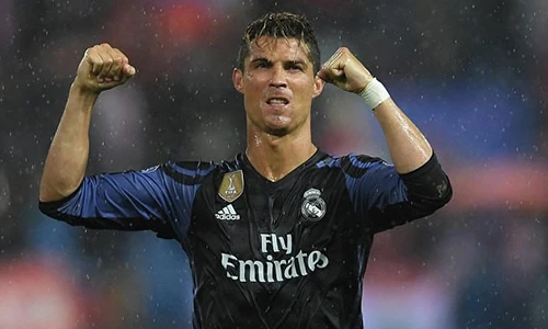 “Sái quai hàm” với chiêu trò tăng chiều cao của Cristiano Ronaldo