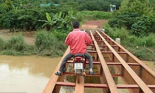 Những tình huống mạo hiểm khó tin của đàn ông khắp thế giới