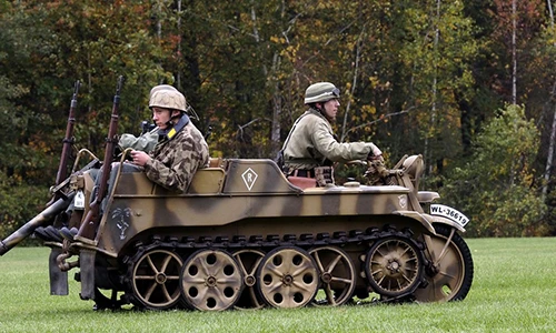 Môtô lai xe tăng độc nhất vô nhị trên thế giới