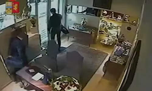 Clip cướp tiệm vàng như phim hành động ở Italy
