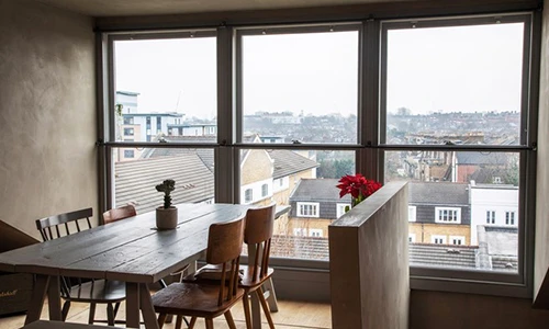 Ngôi nhà độc đáo thiết kế bằng ván ép, thép thô và đất sét