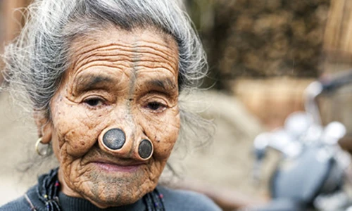 Những cách làm đẹp “kỳ quái” của phụ nữ thế giới