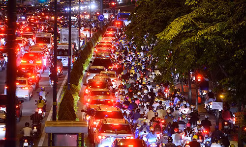Cảnh "kinh hoàng" kẹt xe không lối thoát ở Sài Gòn