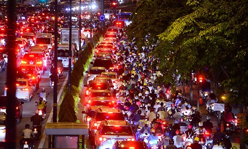 Cảnh "kinh hoàng" kẹt xe không lối thoát ở Sài Gòn