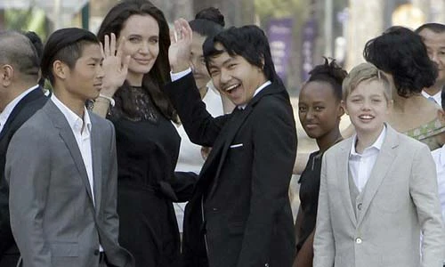 Angelina Jolie rạng ngời sau 5 tháng đệ đơn ly hôn Brad Pitt