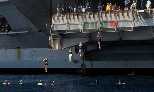 Thủy quân lục chiến Mỹ và những pha lao xuống mặt nước