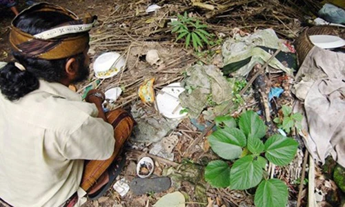 Rợn người phong tục phơi...xác chết trong lồng tre