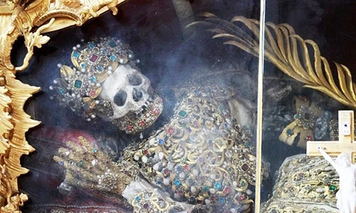 Bộ xương nạm ngọc lấp lánh trong tu viện 700 năm ở Đức