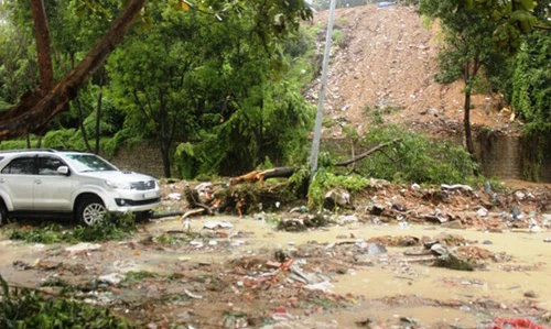 Nha Trang tê liệt vì sạt lở, ngập lụt