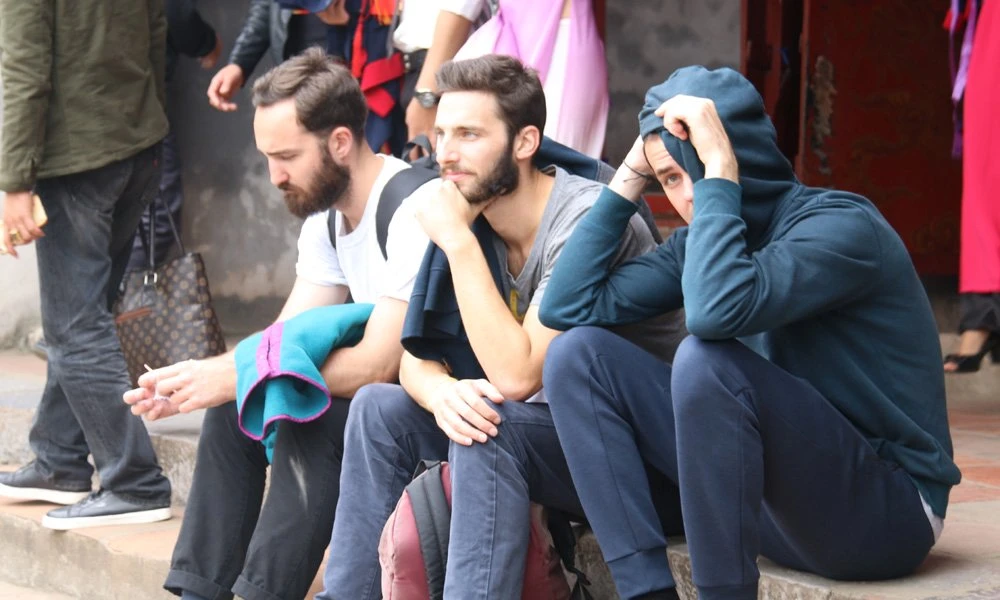 Muôn kiểu tạo dáng chụp ảnh kỷ yếu khiến khách Tây thích thú