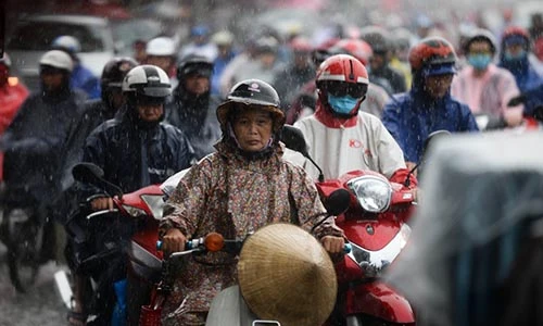 Chùm ảnh: Dân Sài Gòn vật vã trong cơn mưa đầu tuần