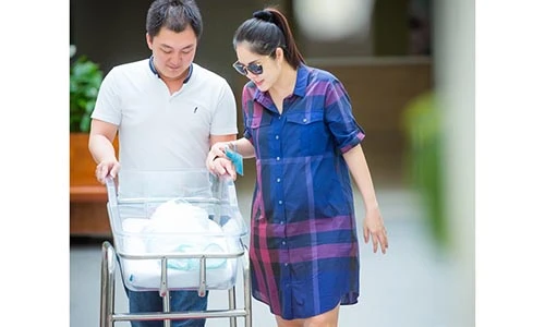 Ngỡ ngàng nhan sắc sau sinh của Dương Cẩm Lynh