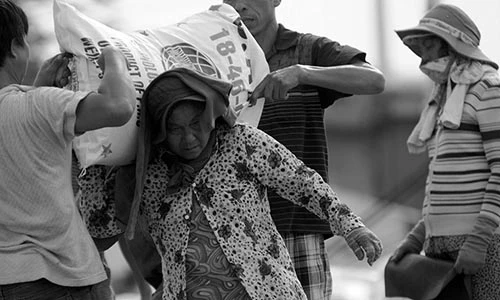 Ảnh cảm động về cuộc đời những người phụ nữ khốn khó