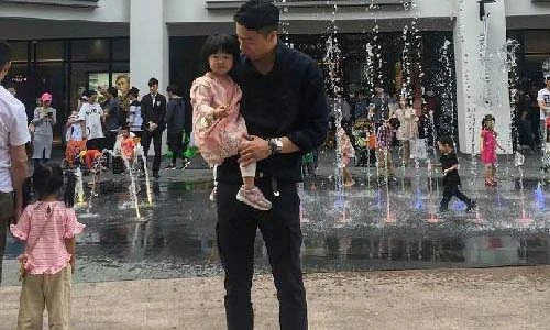 Ảnh gây sốt của ông bố cao gần 2m chụp cùng con gái