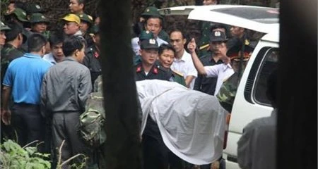 Ảnh: Đưa thi thể 3 phi công tử nạn vụ trực thăng rơi về TP.HCM