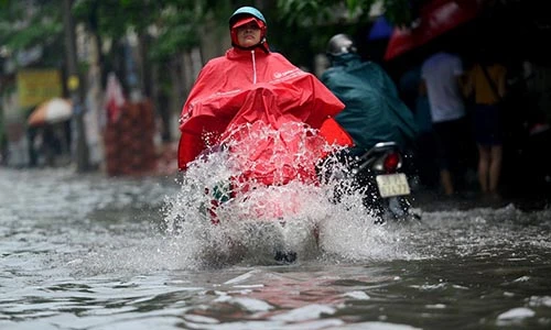 Ảnh: Nước ngập lênh láng trước cổng sân bay Tân Sơn Nhất