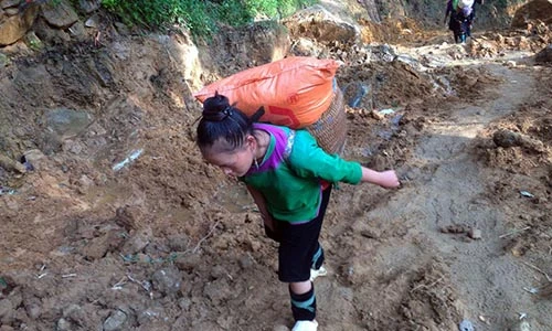 Xót xa những trẻ em gái phải sớm vất vả mưu sinh