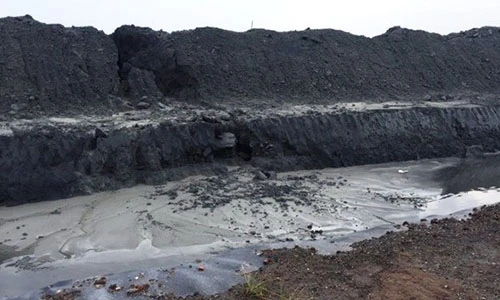 Phát hoảng với núi chất thải khổng lồ ở Hải Phòng