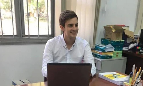 Thầy giáo ngoại quốc điển trai khiến nữ sinh Hà Nội “bấn loạn“