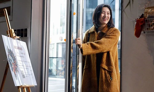 Cô gái đi khắp thế giới mua sắm khiến chị em phát nghen