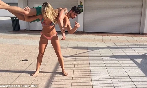 Té xỉu hoa hậu siêu khỏe, vác bạn trai nặng hơn 82kg