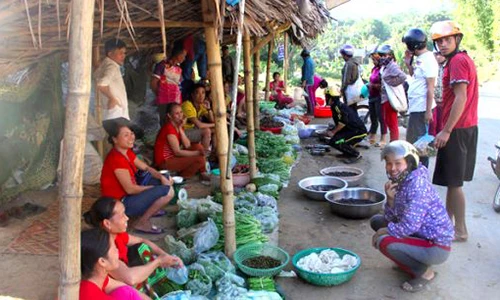 Độc đáo chợ vùng cao bán cào cào, thịt chuột, ếch nhái