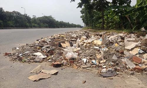 Chùm ảnh: Rác thải tràn ngập trên đại lộ nghìn tỷ ở HN