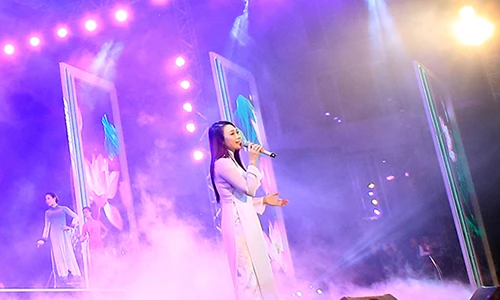 Mỹ Tâm được 4.000 khán giả Phú Quốc đón chào