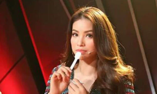 Soi nhan sắc thật của Phạm Hương khi bị fan chụp lén