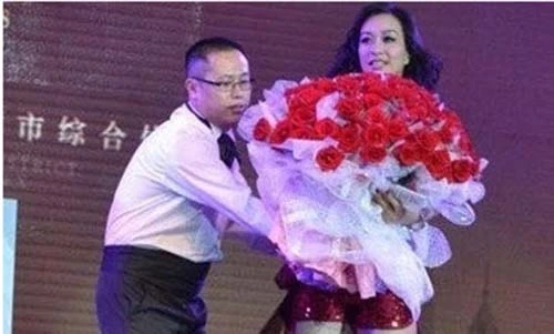 Cụ ông 70 tuổi lái siêu xe chục tỷ cầu hôn chân dài