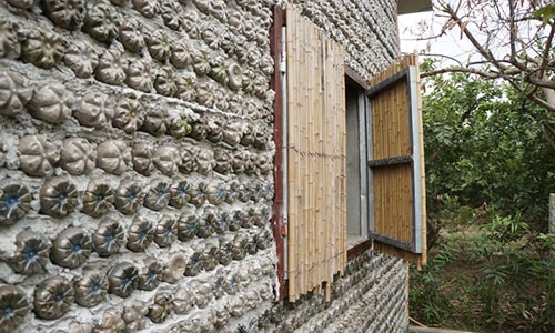 Kinh ngạc ngôi nhà làm từ 8.800 chai nhựa độc nhất VN