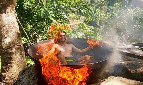 Dịch vụ du lịch độc đáo: Trải nghiệm “luộc người” trong vạc dầu
