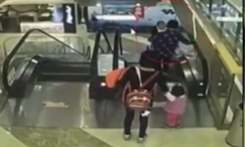 Bà vô ý đánh rơi cháu khỏi thang cuốn, em bé chết thương tâm