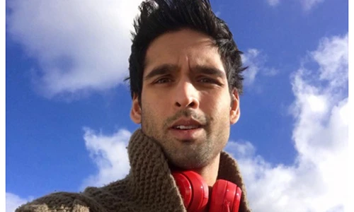 Phát sốc quý tử của tỷ phú Ấn Độ luôn có mỹ nữ vây quanh