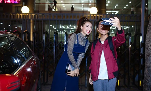 Nhã Phương lái xe của Trường Giang đến sự kiện một mình