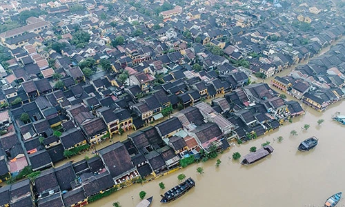 Ảnh: Phố cổ Hội An bị cô lập trong biển nước mênh mông