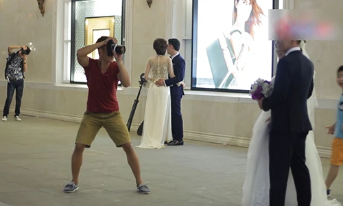 Hà Nội: 1 mét vuông, chục đôi chen nhau chụp ảnh cưới